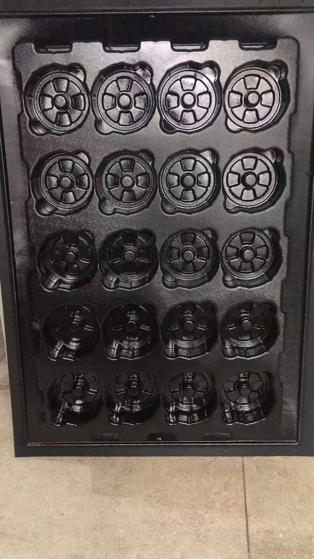 上海吸塑廠家的厚片吸塑托盤(pán)