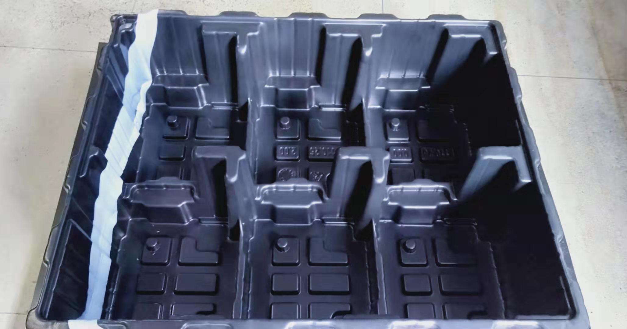 特碩吸塑又在生產(chǎn)大型吸塑厚片啦！